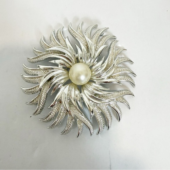 Cathe Silver Tone Sun Burst Flower Faux Pearl Brooch Pin Vintage - Picture 1 of 3